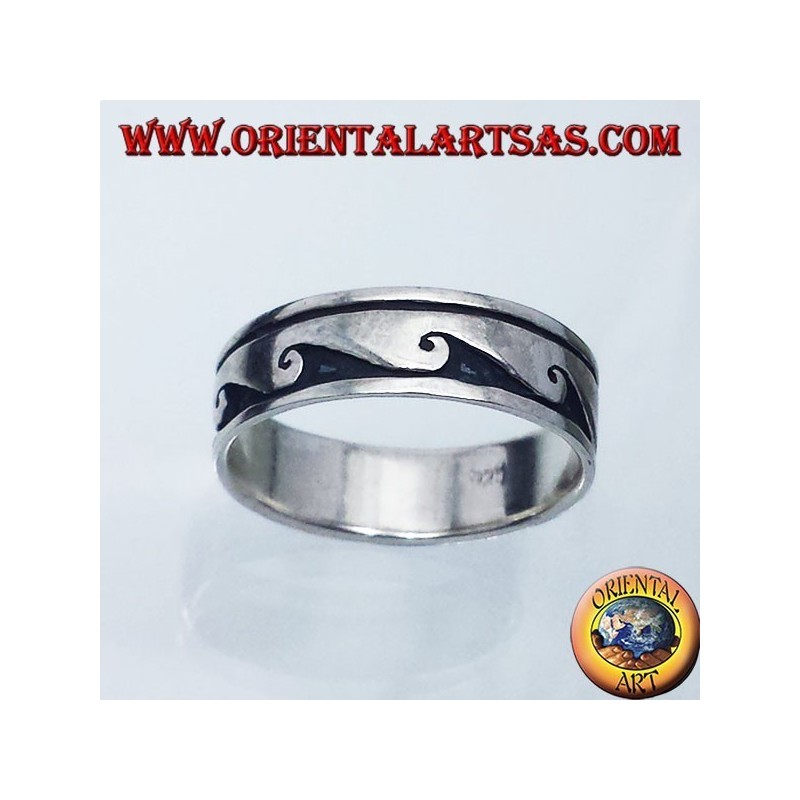 anillo de plata con el expediente de onda bajo relieve