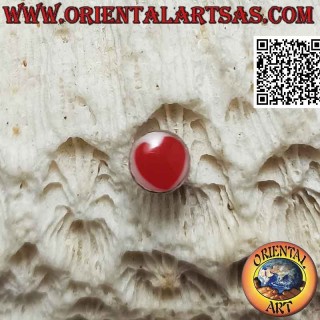 Mini pendiente de plata, el corazón rojo sobre un fondo blanco en el círculo