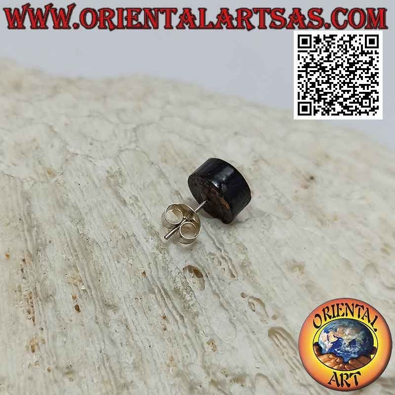 Mini orecchino in argento, la spirale rossa sul tondo nero