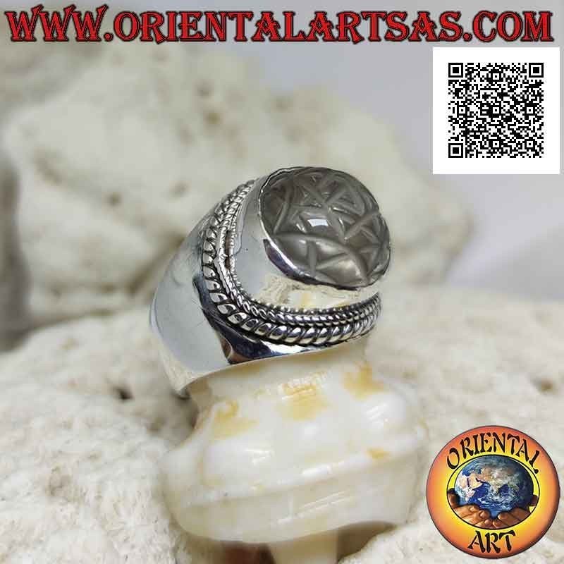 Anello in argento con mandala Sri Yantra inciso su cristallo di rocca tondo