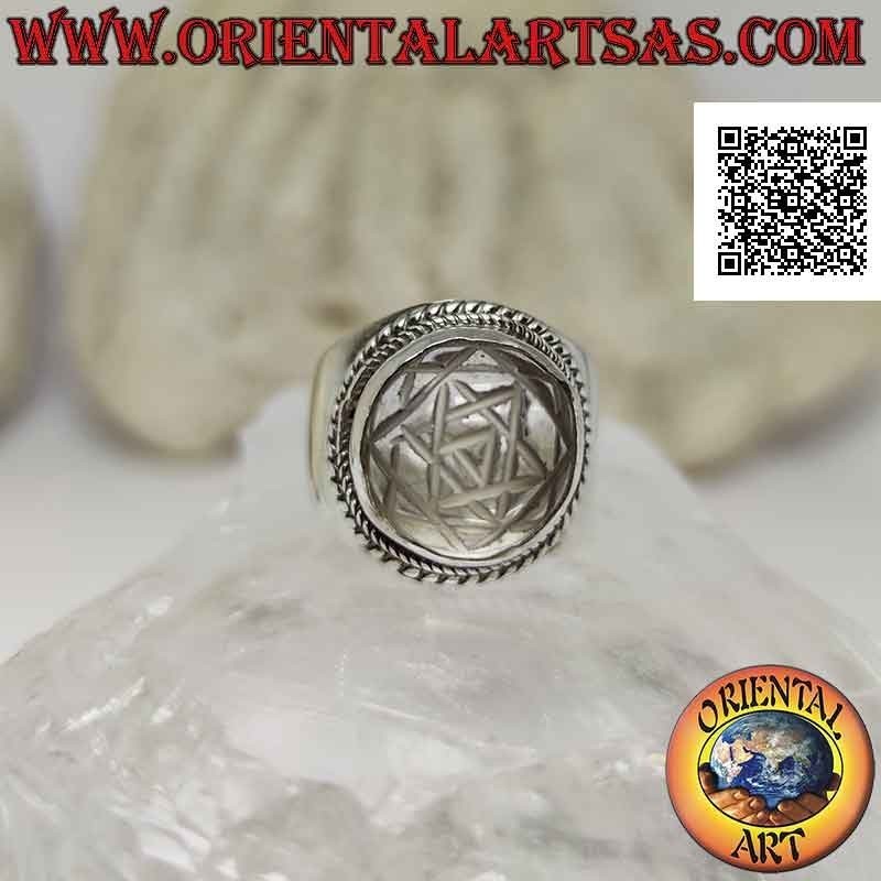 Bague en argent avec mandala Sri Yantra gravé sur cristal de roche rond