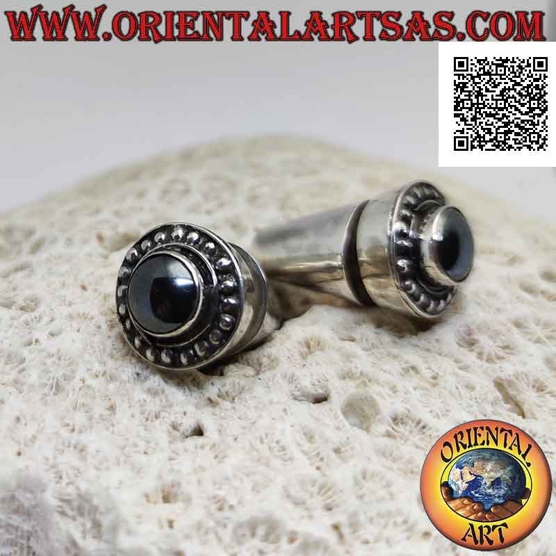 Pendientes de plata tradicionales balineses con hematita redonda rodeada de tachuelas