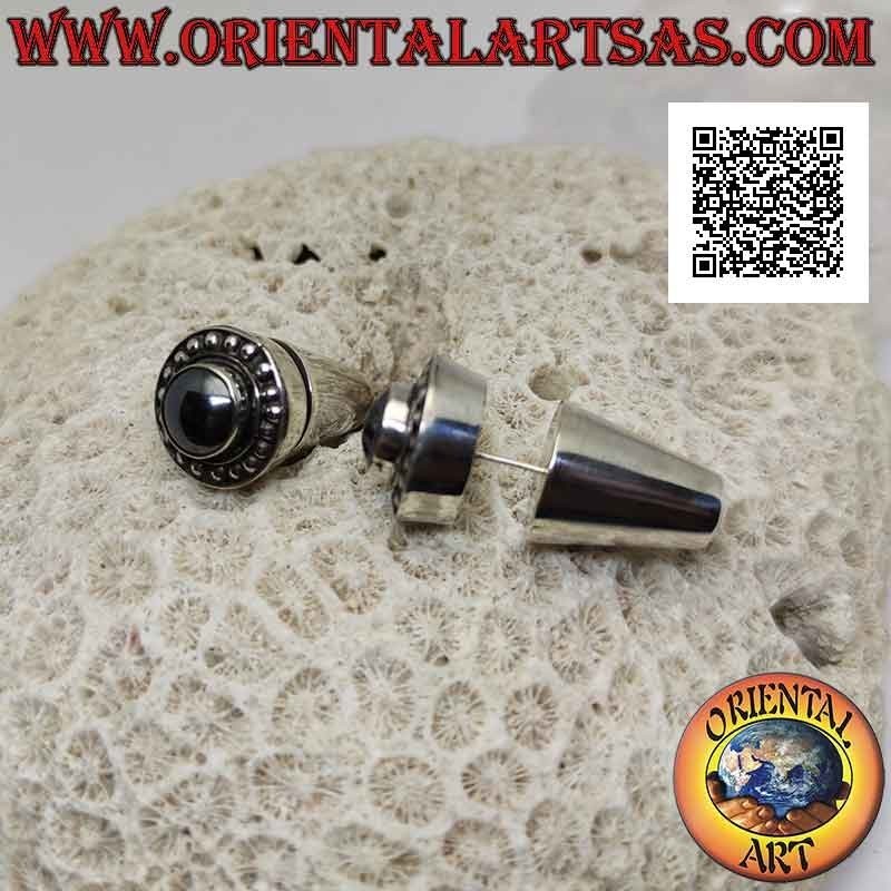 Boucles d'oreilles traditionnelles balinaises en argent avec hématite ronde entourée de clous