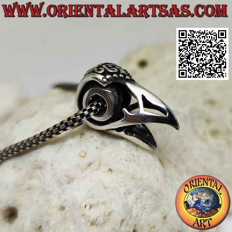 Colgante de plata, pico de rapaz (decorado y perforado)