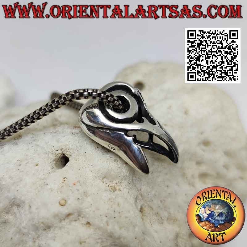 Ciondolo in argento, il becco del rapace (decorato e forato)