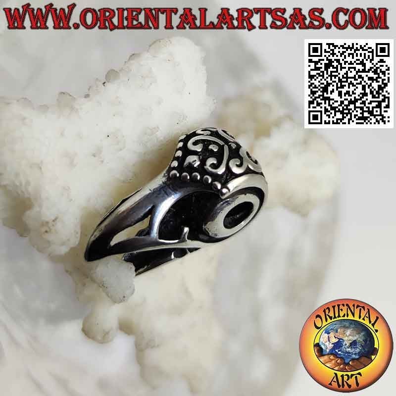 Pendentif en argent, bec de rapace (décoré et percé)