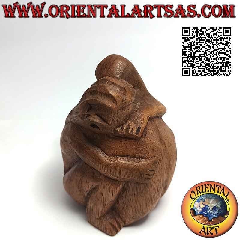 Sculpture d'un couple en étreinte consolante en bois de suar