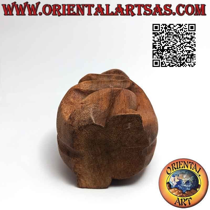 Scultura di una coppia in abbraccio consolatorio in legno di suar