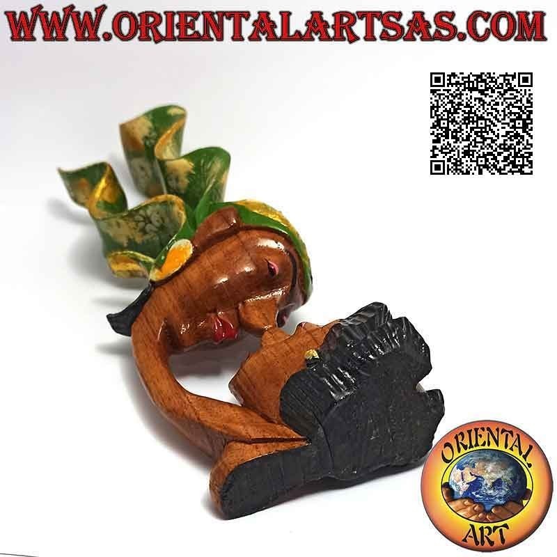 Scultura del bacio tra due amanti orientali con velo di profilo in legno di suar da 20 cm dipinta
