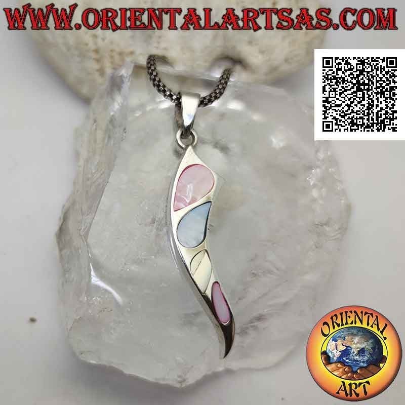 Pendentif corne " porte-bonheur " en argent plat et lisse avec des gouttes de fil de nacre multicolore