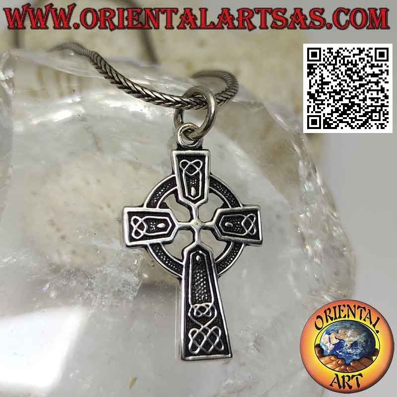 Ciondolo in argento, croce celtica con nodi celtici in bassorilievo