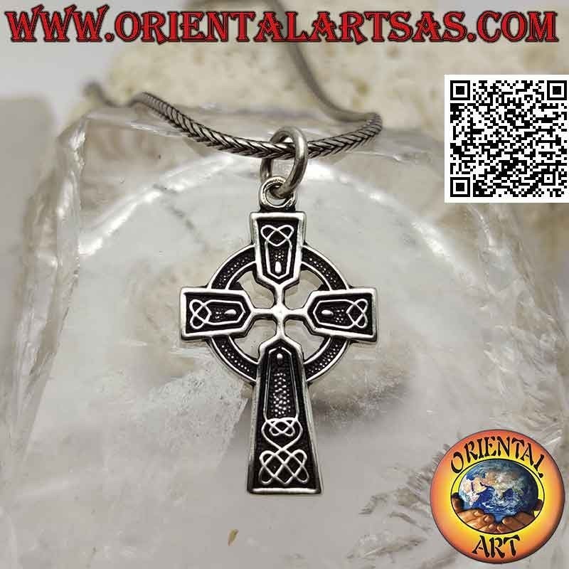 Ciondolo in argento, croce celtica con nodi celtici in bassorilievo