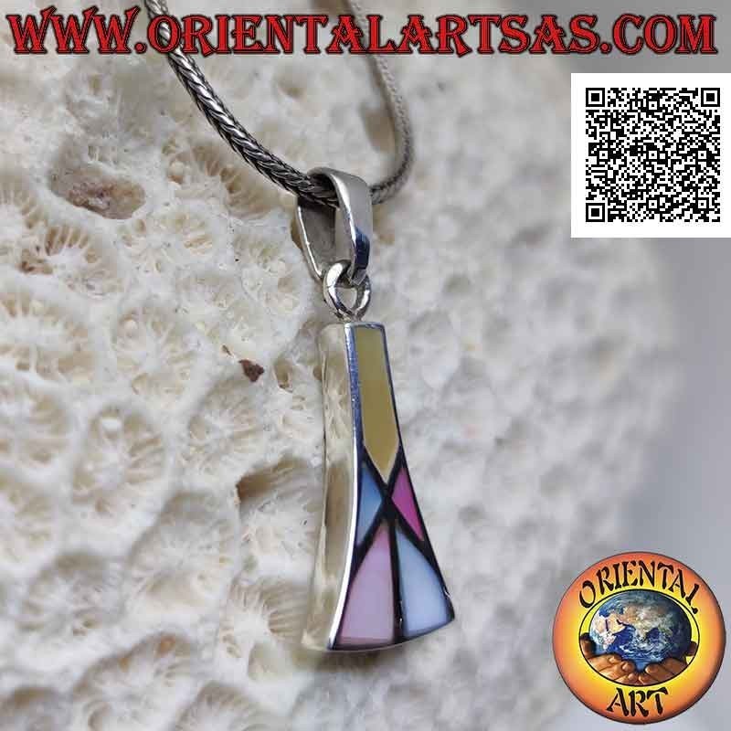 Ciondolo in argento a trapezio isoscele curvo con mosaico di madreperla multicolor a filo