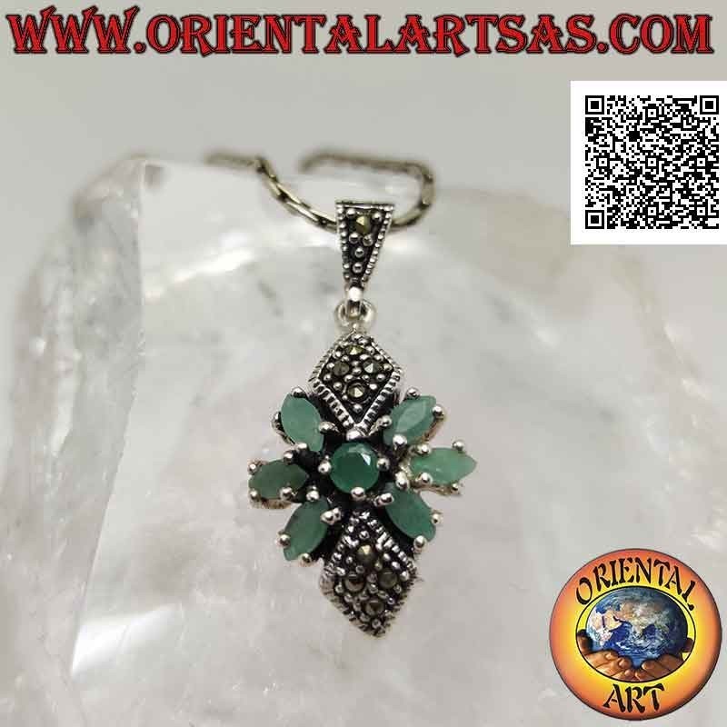 Colgante de plata con esmeralda redonda en una estrella de esmeralda ovalada natural y dos rombos de marcasita