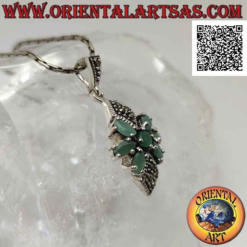 Colgante de plata con esmeralda redonda en una estrella de esmeralda ovalada natural y dos rombos de marcasita