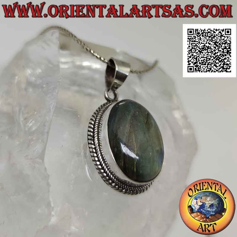 Ciondolo in argento con grande labradorite ovale a cabochon contornata da intreccio