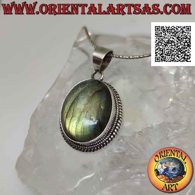 Pendentif en argent avec un grand cabochon ovale labradorite entouré de tissage