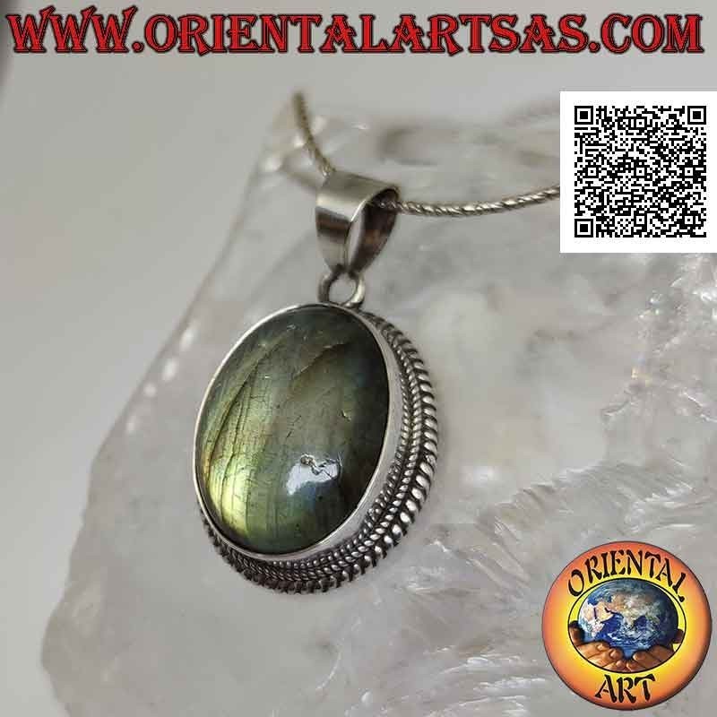 Pendentif en argent avec un grand cabochon ovale labradorite entouré de tissage