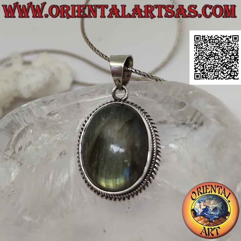Colgante de plata con un gran cabujón de labradorita ovalado rodeado de tejido