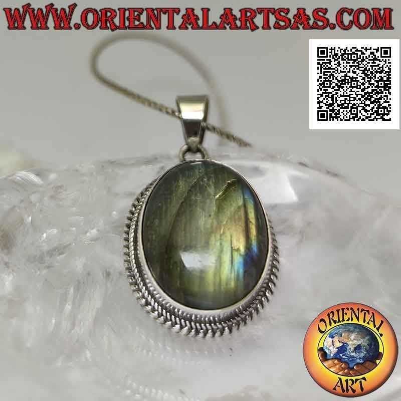 Ciondolo in argento con grande labradorite ovale a cabochon contornata da intreccio