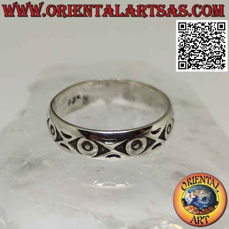 Silver band ring, series of triangles and bas-relief circles