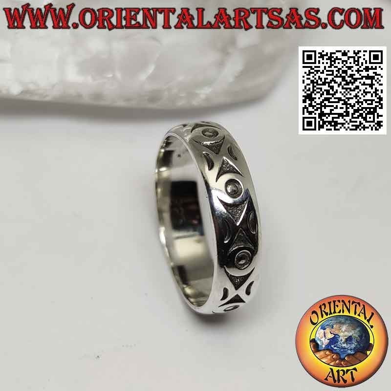 Anello in argento a fascia, serie di triangoli e cerchi a bassorilievo