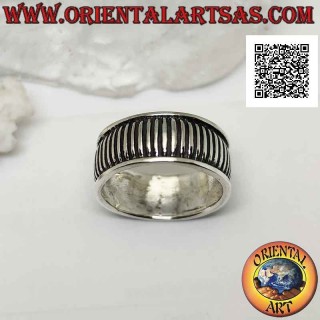 Anillo de plata con una banda ligeramente redondeada con una serie de líneas verticales grabadas