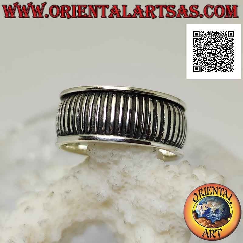 Anello in argento a fascia leggermente bombata con serie di linee verticali incise