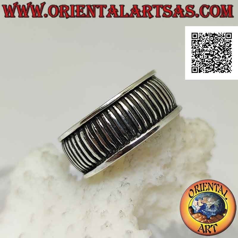 Anillo de plata con una banda ligeramente redondeada con una serie de líneas verticales grabadas