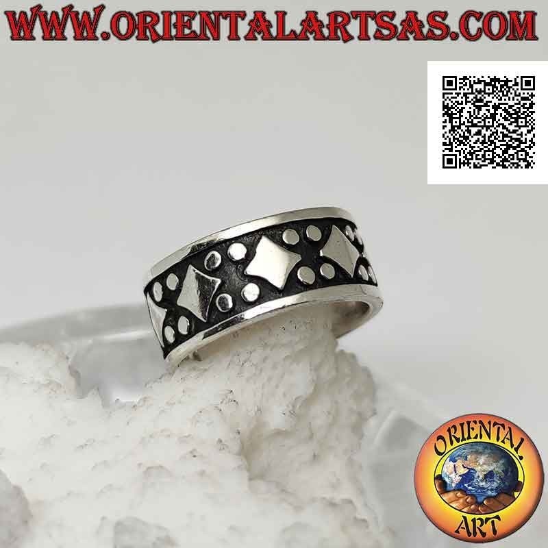 Silver band ring, series of smooth rhombuses between four bas-relief points