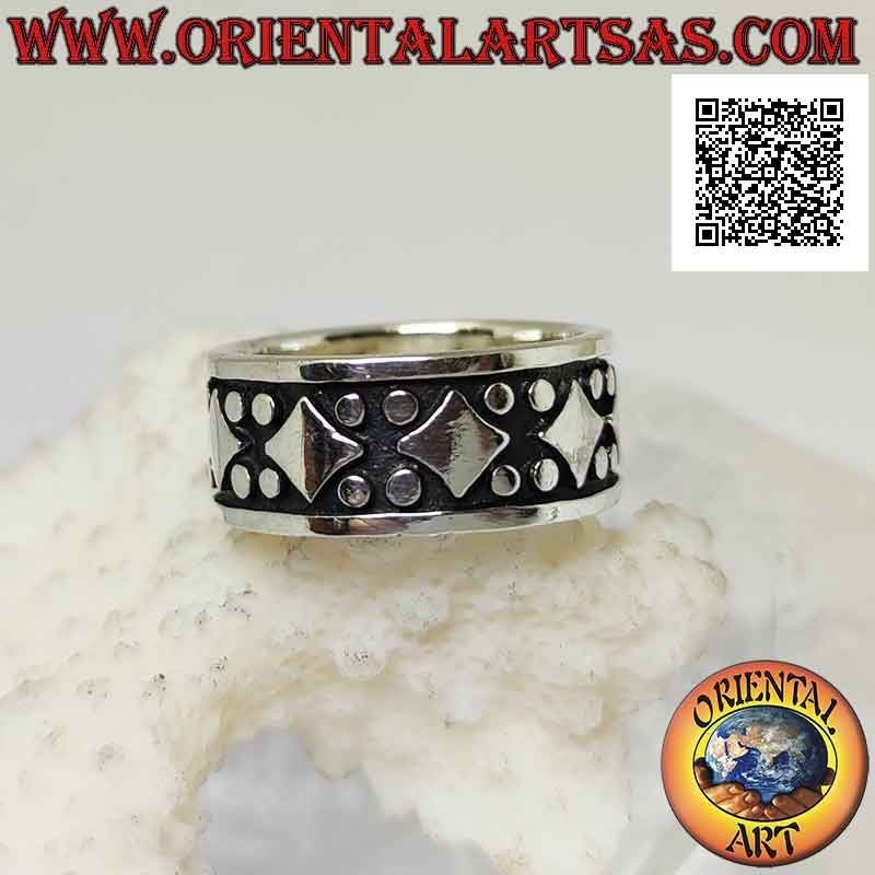 Anillo de plata, serie de rombos lisos entre cuatro puntas en bajorrelieve