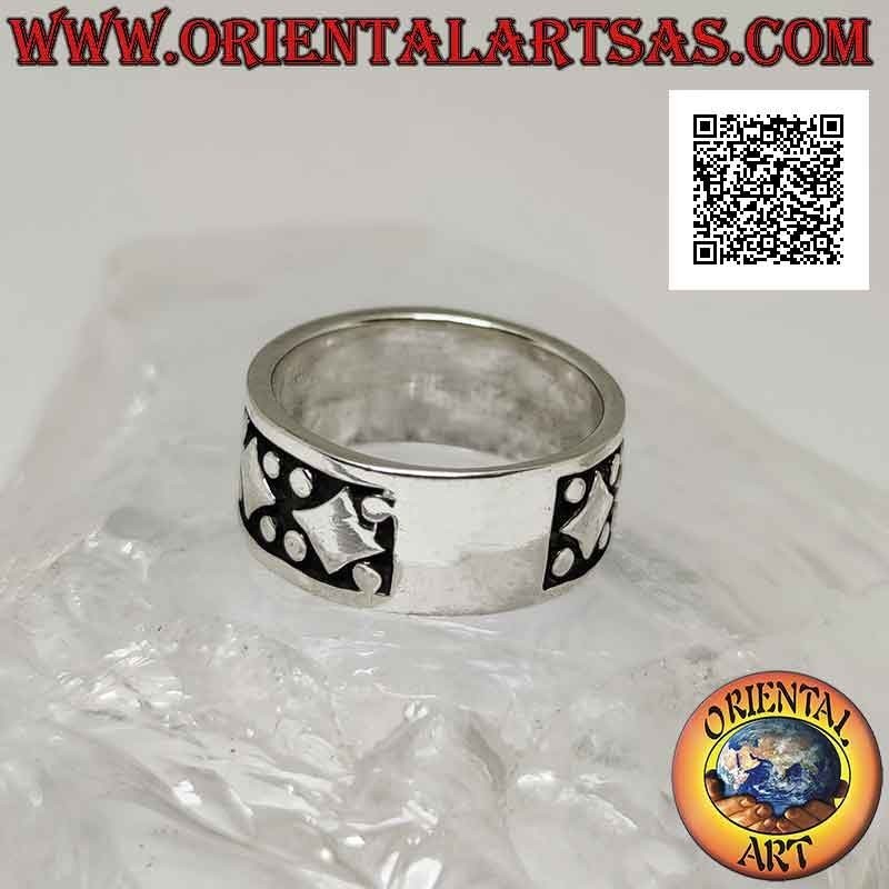 Silver band ring, series of smooth rhombuses between four bas-relief points
