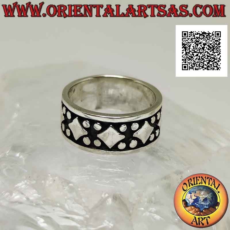 Silver band ring, series of smooth rhombuses between four bas-relief points