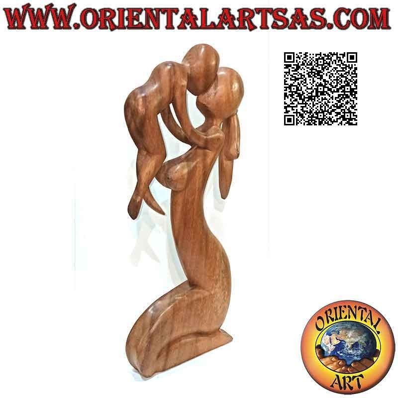Skulptur einer Mutter, die sich in den Himmel erhebt und ihr Kind küsst, aus 50 cm Suarholz (klar)