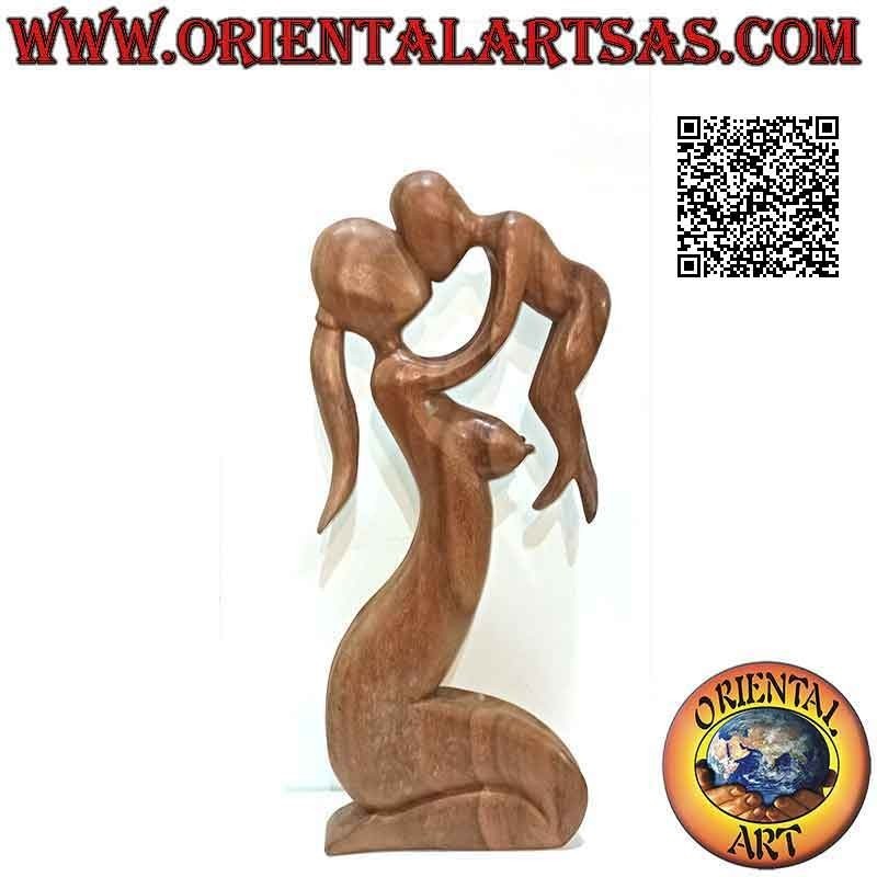 Sculpture d'une mère qui s'élève vers le ciel et embrasse son enfant en bois de suar de 50 cm (clair)