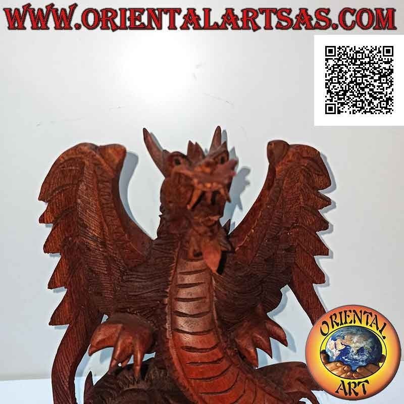 Escultura de dragón alado con alas desplegadas tallada a mano en madera de suar de 22 cm