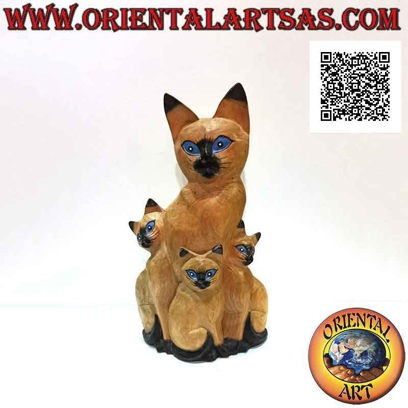 Escultura la madre gata y los dos cachorros pintada en madera balsa de 33 cm