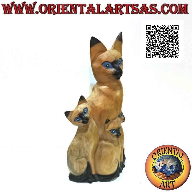 Sculpture la maman chat et les deux chiots peints en bois de balsa de 33 cm