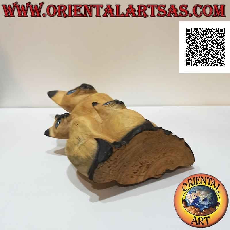 Escultura la madre gata y los dos cachorros pintada en madera balsa de 33 cm