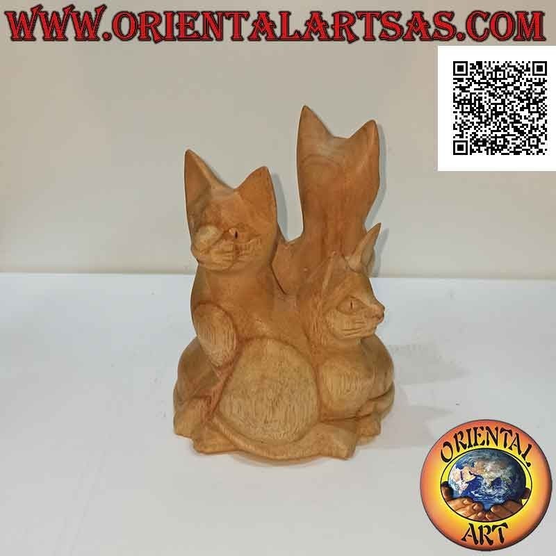 Sculpture the family of cats in a 15 cm balsa wood circle