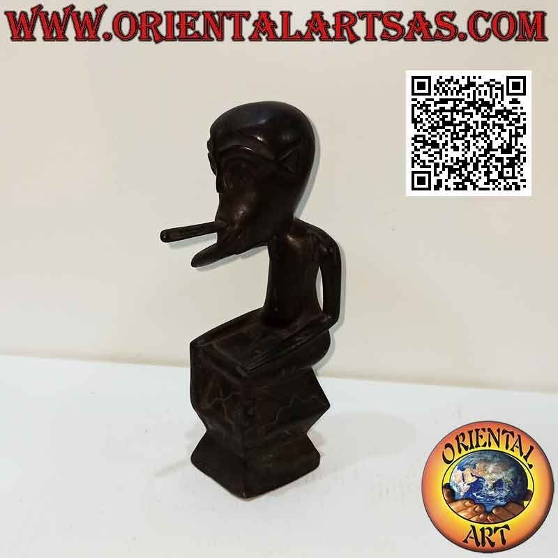Scultura di un fumatore indigeno seduto in legno di ebano