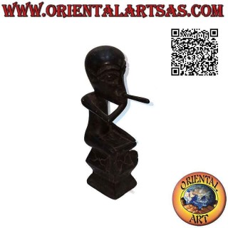 Scultura di un fumatore indigeno seduto in legno di ebano
