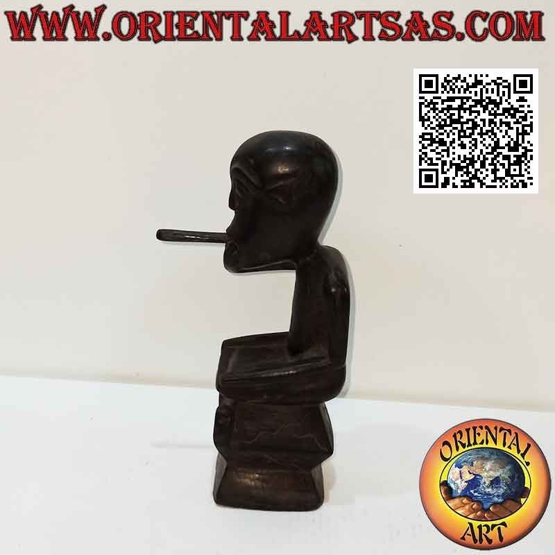 Sculpture d'un fumeur indigène assis en bois d'ébène