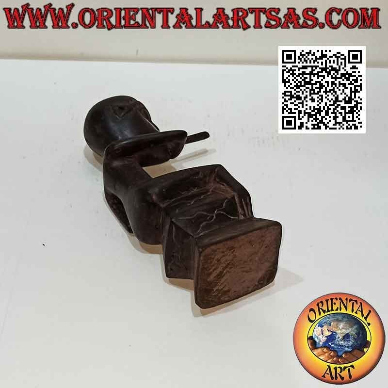 Escultura de un fumador indígena sentado en madera de ébano