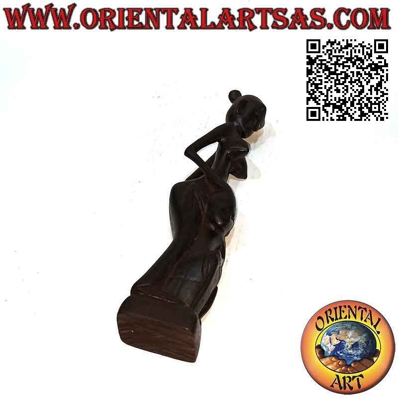 Scultura di una madre e figlio indigeni in legno di ebano