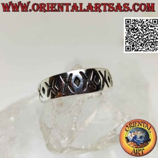 Anillo de plata con banda en forma de media luna con una X grabada y un punto alternados