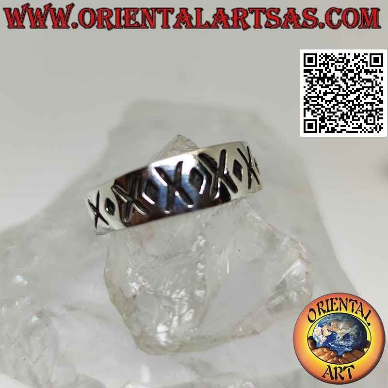 Anello in argento a fascia crescente con X e puntino alternati incisi
