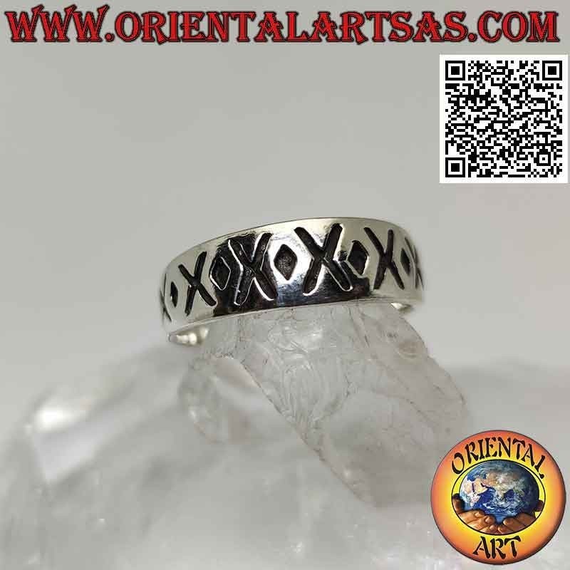 Anello in argento a fascia crescente con X e puntino alternati incisi