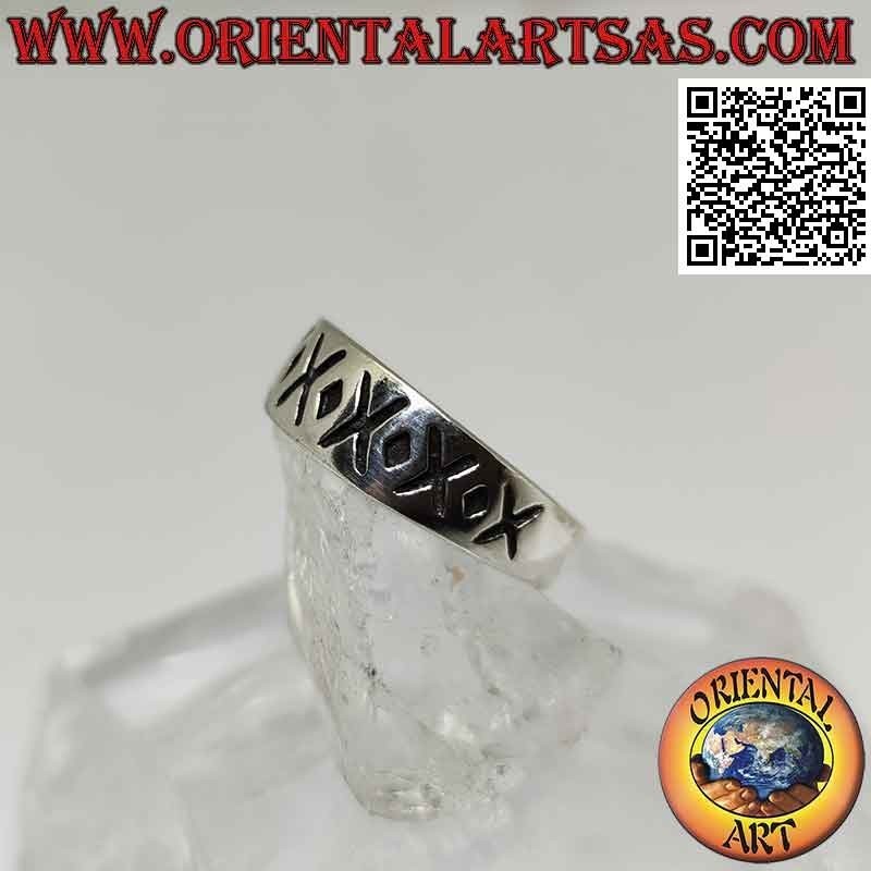 Anillo de plata con banda en forma de media luna con una X grabada y un punto alternados