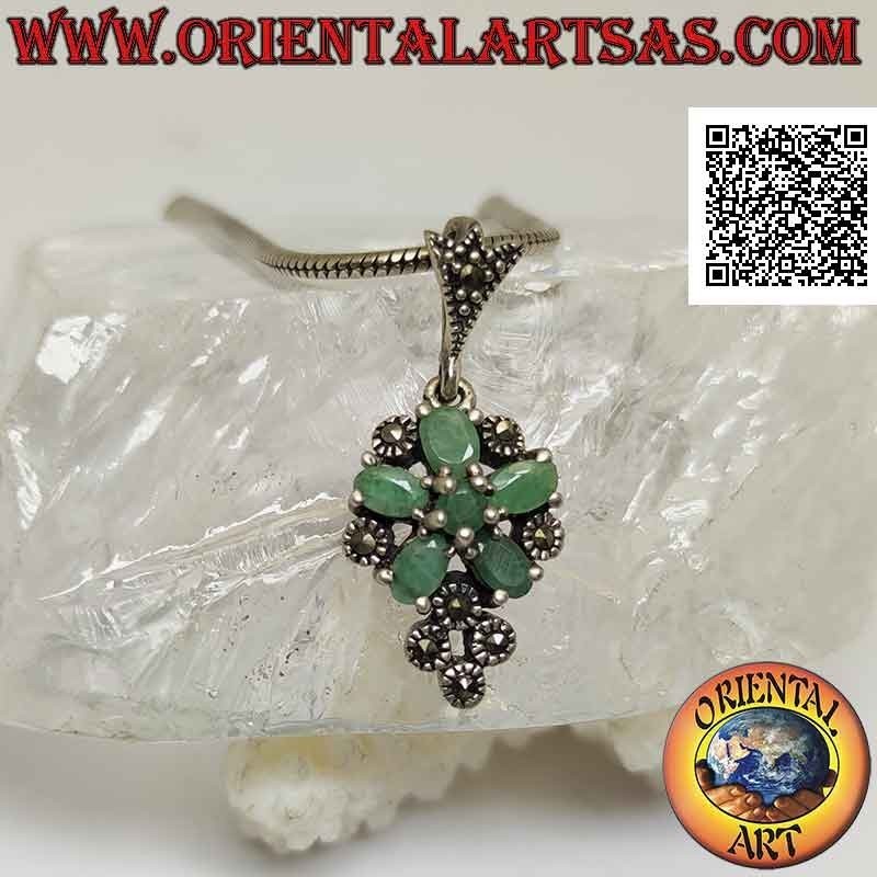 Ciondolo in argento con stella di smeraldi tondi e ovali con marcassite tra essi e sotto